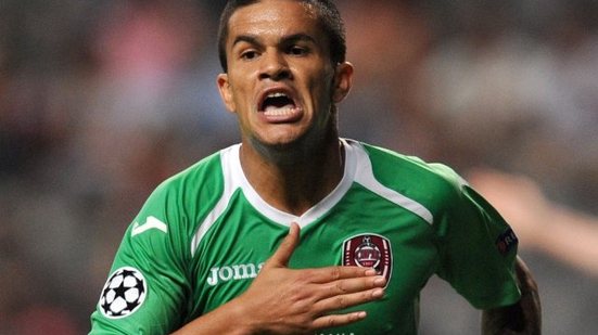 Imagem Rafael Bastos vive um dos melhores momentos de sua carreira na Europa