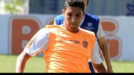 Imagem Zagueiro do Flamengo critica treinador Joel Santana
