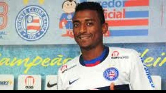 Imagem Elias treina como titular e pode atuar contra o Fluminense