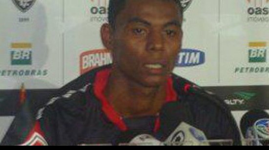 Imagem Com vaga "caindo" no colo, Carlinhos espera se redimir no Vitória