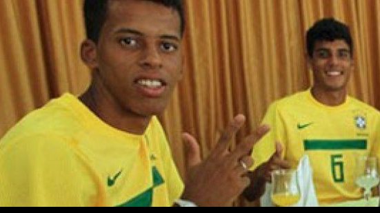 Imagem Carpegiani convoca zagueiro da base para partida contra o Paraná