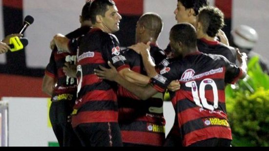 Imagem Vitória tenta recuperar liderança diante do ASA