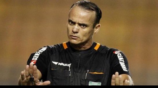 Imagem Árbitro surpreende e pede para não apitar jogos do Fluminense  