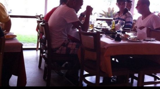 Imagem Fora de jogo, Souza curte no Rio em churrascaria