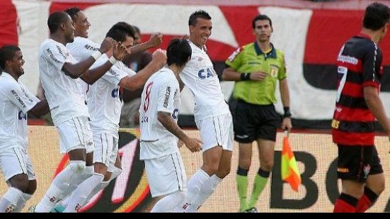 Imagem Cinco pontos que levaram à derrota do Vitória para o Atlético (PR)