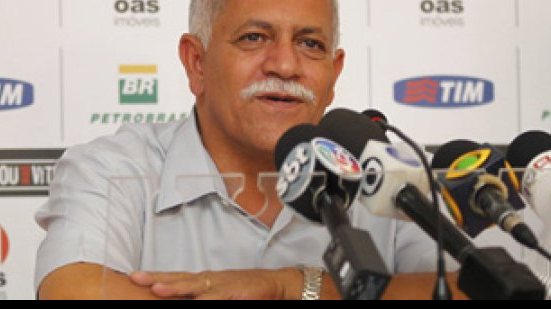 Imagem Raimundo Queiroz rebate intenções de Carpegiani no Vitória
