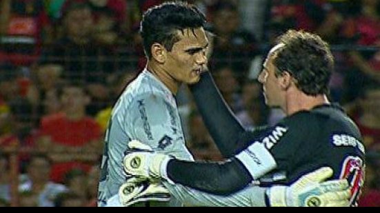 Imagem Goleiro do Sport recebe apoio de capitão do São Paulo após falha