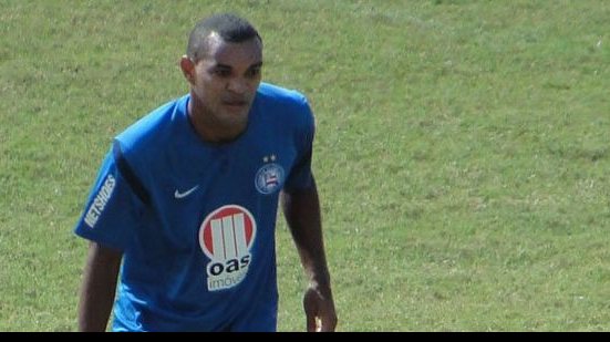 Imagem Diones leva pancada e sai mais cedo do treinamento no Bahia
