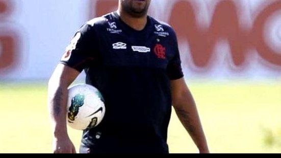 Imagem Adriano falta a treino no Flamengo e futuro fica indefinido