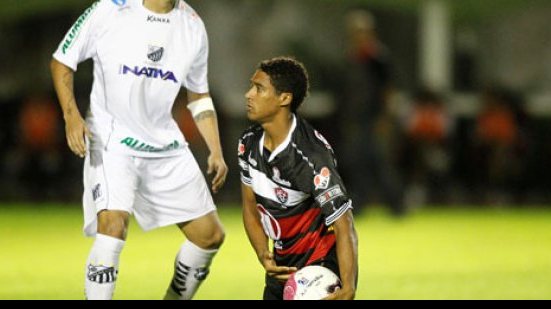 Imagem Vitória é goleado pelo Bragantino, mas mantém diferença para o 5º lugar