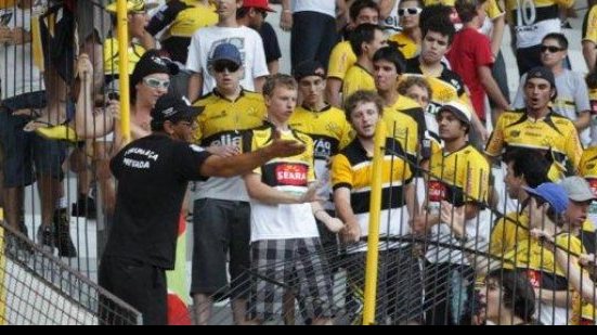Imagem Radialista é atingido por pedra pela torcida do Criciúma
