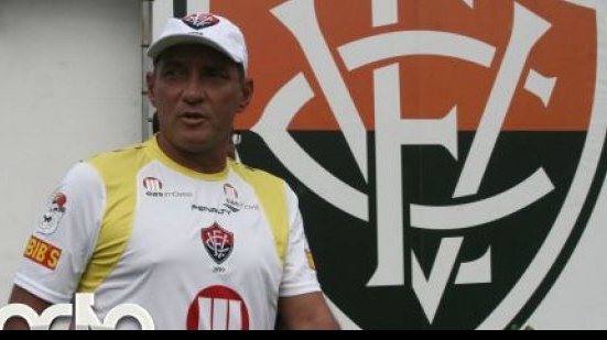 Imagem PC Gusmão cogita ficar no Vitória no próximo ano