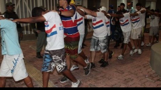 Imagem Torcida do Fortaleza promove cenas de terror após eliminação