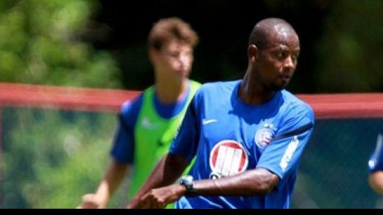 Imagem Fabinho treina como titular e deve ser confirmado na zaga do Bahia