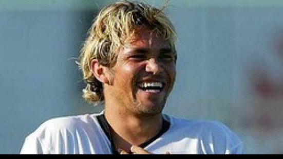 Imagem Vitória emite nota oficial lamentando a morte de Alex Alves