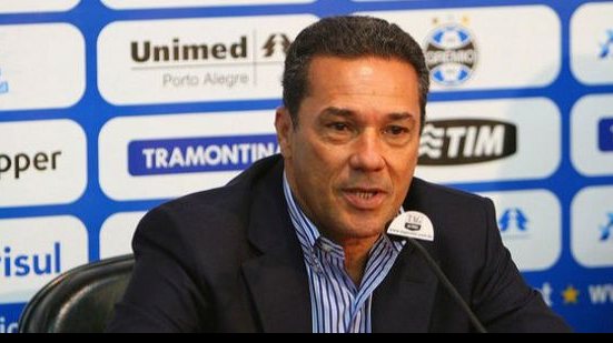 Imagem Grêmio aceita condições e irá renovar contrato de Luxemburgo