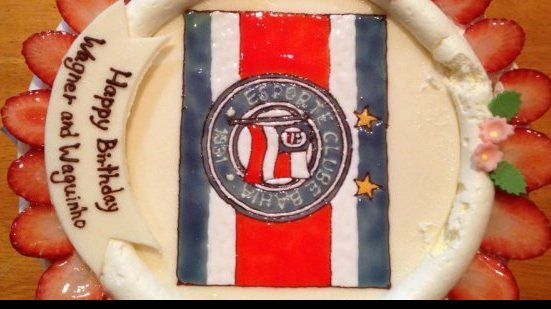 Imagem Jorge Wagner comemora aniversário com bolo tricolor
