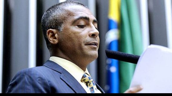 Imagem Romário recolhe assinaturas para CPI da CBF