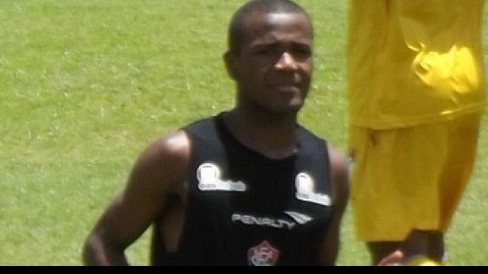 Imagem Willie sente a coxa e vira dúvida no Vitória