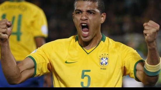 Imagem Vilão do Brasil na Copa vira herói na Turquia; assista