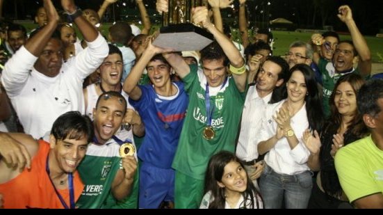 Imagem Conquista realiza carreata para comemorar título