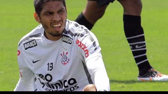 Imagem Ex-zagueiro do Vitória está na lista do Corinthians para o Mundial