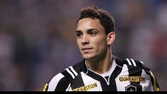 Imagem Sem espaço no Botafogo, atacante Caio deve ser negociado