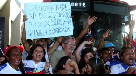 Imagem Elenco do Bahia é recebido com festa em Salvador