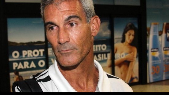Imagem Carlos Amadeu tem duas dúvidas para definir time do Vitória
