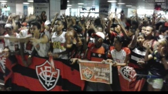 Imagem Heróis do Vitória são recebidos com festa e trio elétrico em Salvador