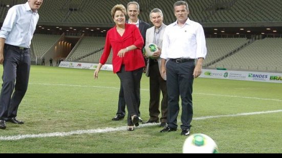 Imagem Dilma inaugura primeiro estádio pronto para a Copa de 2014