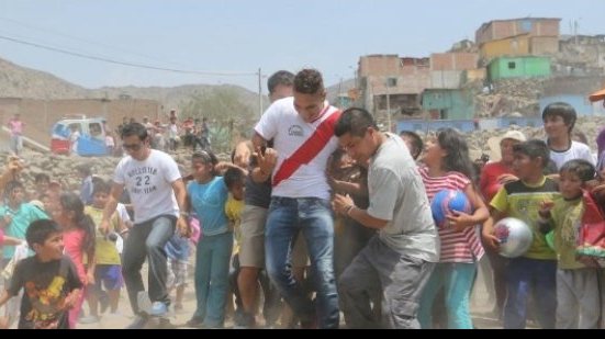 Imagem Herói corintiano vira papai noel de crianças pobres no Peru
