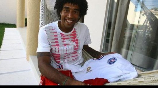 Imagem Zagueiro do Bayer revela desejo de defender o Bahia no futuro