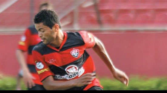Imagem Pedido pelo Botafogo, volante do Vitória é emprestado ao Paysandu