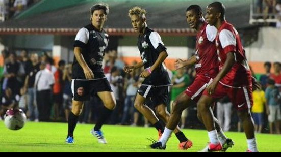 Imagem Caio Júnior participa de jogo festivo ao lado de Neymar