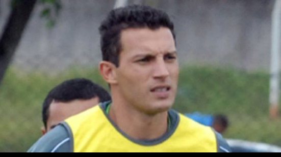 Imagem Zagueiro Gustavo confirma acerto com o Vitória
