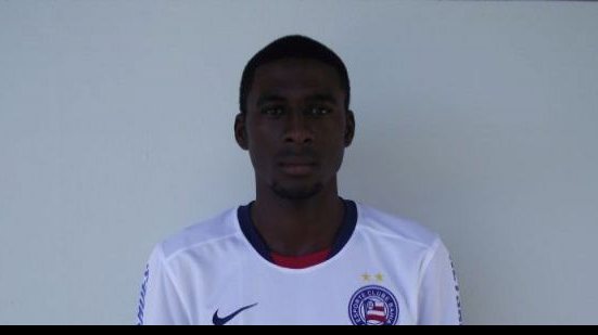 Imagem Atacante Thuram veste a camisa do Bahia e ganha moral do treinador