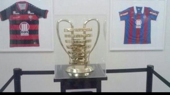 Imagem Taça de campeão da Copa do Nordeste está exposta em Salvador