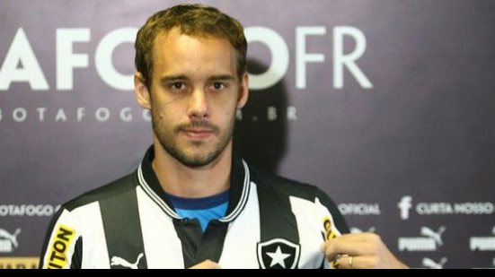 Imagem Rodrigo Defendi se apresenta no Botafogo e comemora acerto