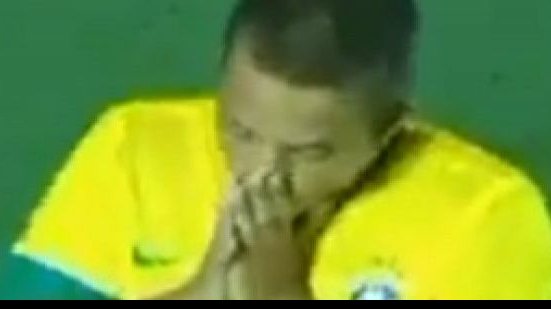 Imagem Atacante do Fluminense supera Deivid e perde gol incrível