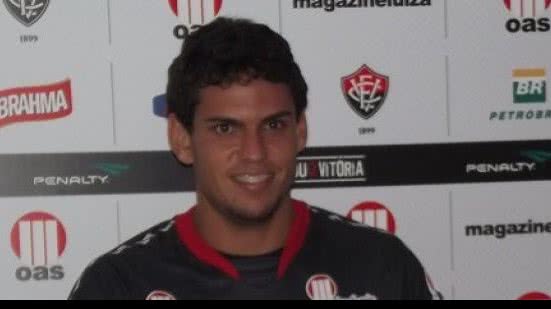 Imagem Fabrício é apresentado no Vitória e chega querendo conquistar títulos