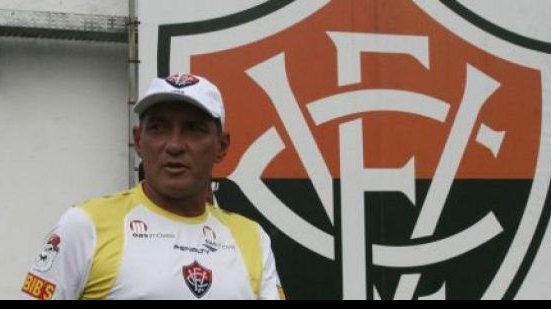 Imagem Carlos Falcão afirma que Vitória deve apenas parte da premiação para PC Gusmão