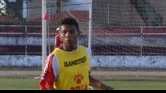 Imagem Lateral que passou pelo Vitória na série B acerta com o Sergipe
