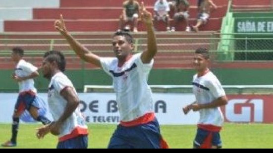 Imagem  Autor de gol do Bahia de Feira, Rayllan lamentou empate