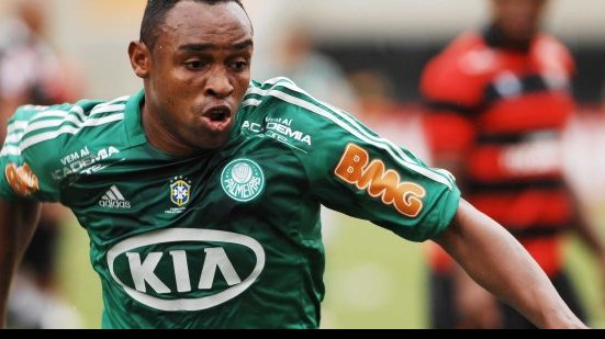 Imagem Atacante Obina é especulado como possível reforço do Bahia