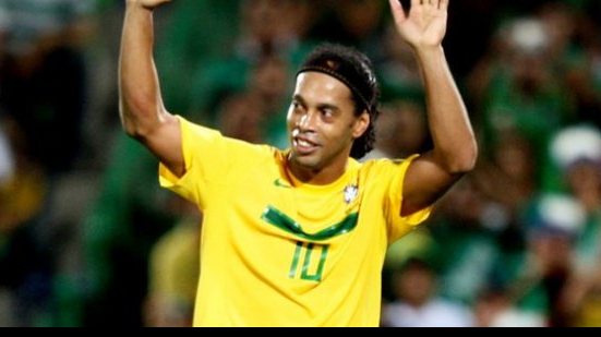 Imagem Ronaldinho comemora convocação para Seleção