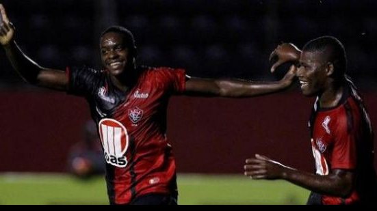 Imagem Artilheiro do Vitória em 2013, Nicácio agradece a Caio Júnior