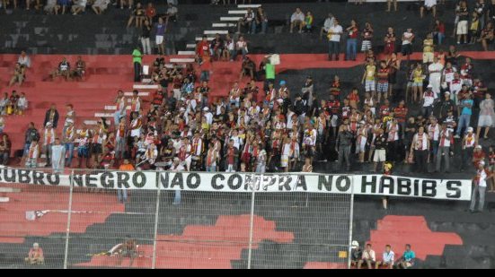 Imagem Torcida do Vitória protesta contra empresa de fast-food