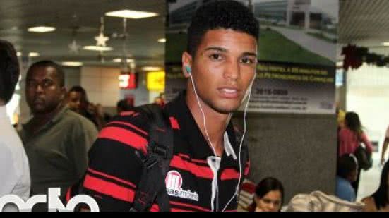 Imagem Alan Pinheiro comemora primeiro gol como profissional