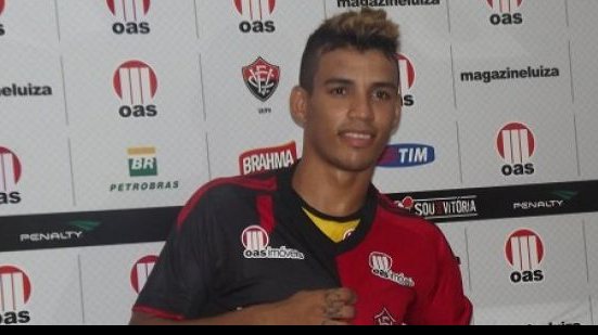 Imagem Vander é apresentado no Vitória e agradece pelo convite